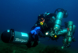 Tec Diver on his way back fully loaded. by Andy Kutsch 